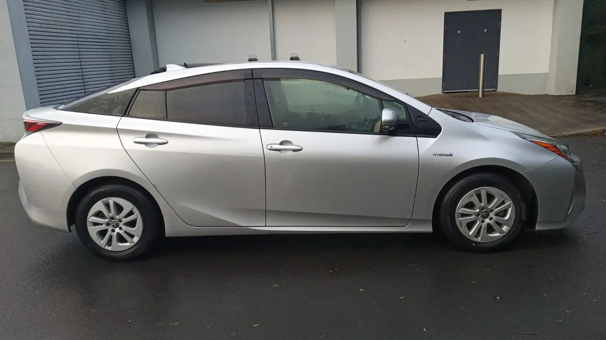 TOYOTA PRIUS / 2016 / 1.8 PETROL HYBRID / AUTO - Image 4