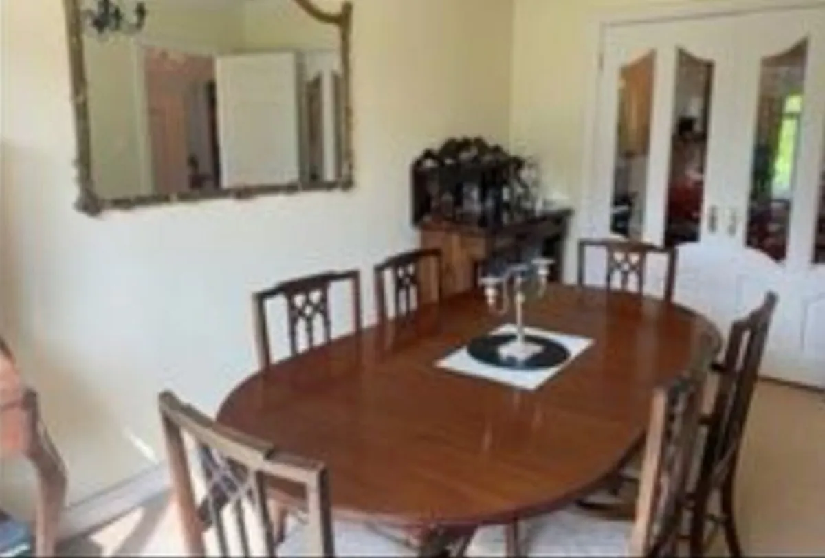 Table and 8 chairs - Image 2