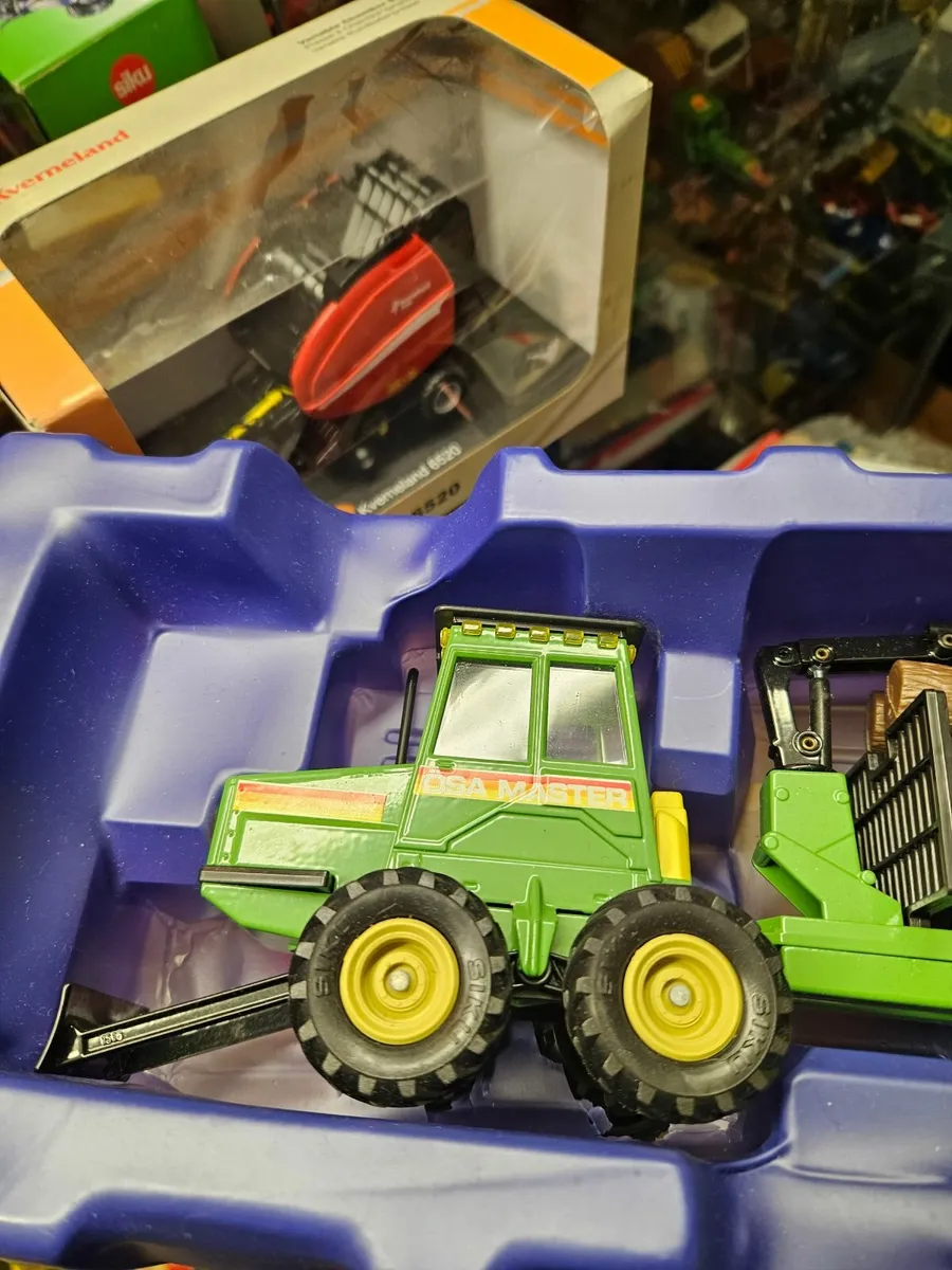 Britain's Siku John Deere Forestry Log Forwarder - Image 2