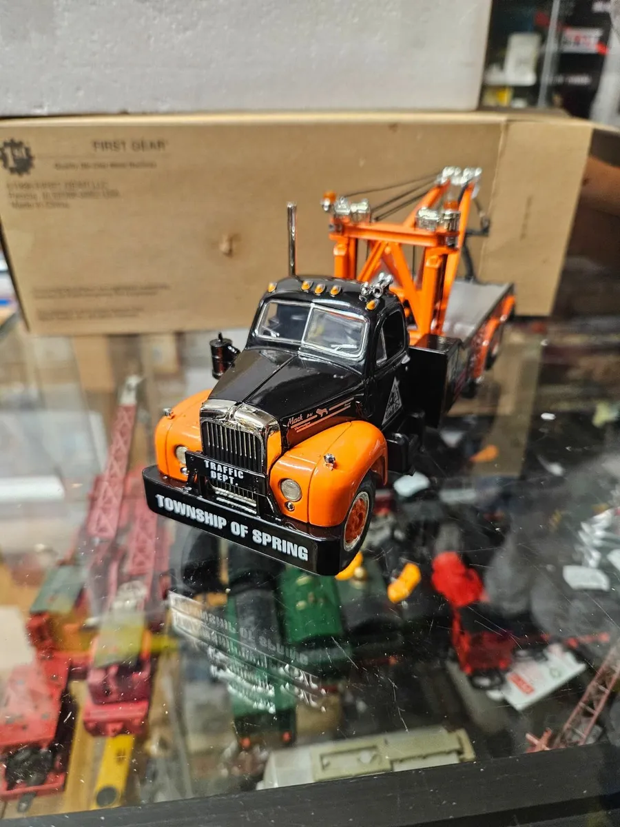 Corgi First Gear Mack Tow Truck Wrecker 1.34 - Image 2