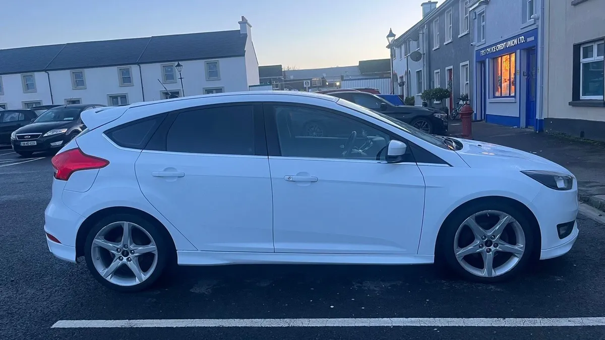 Ford Focus 2016 Zetec - Image 2