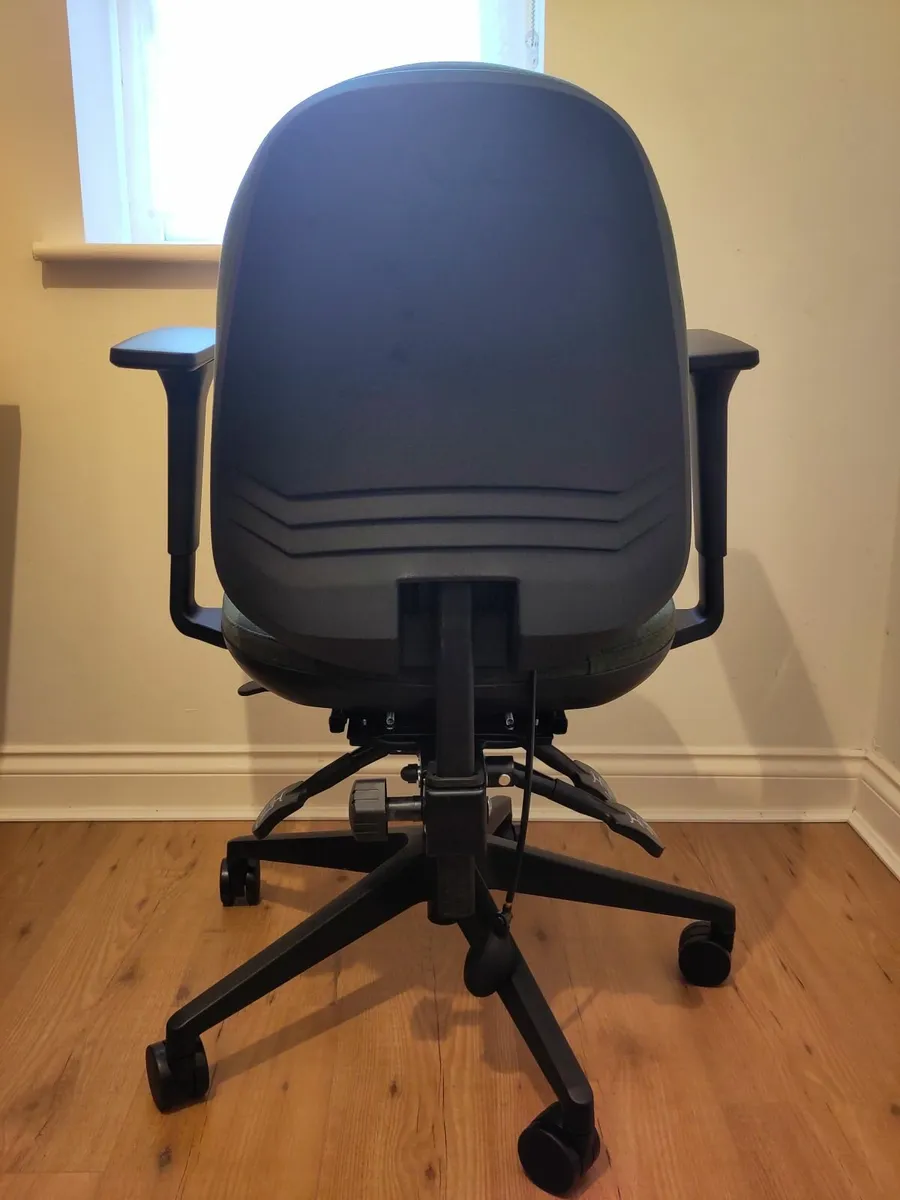 Nearly new office chair - Image 4