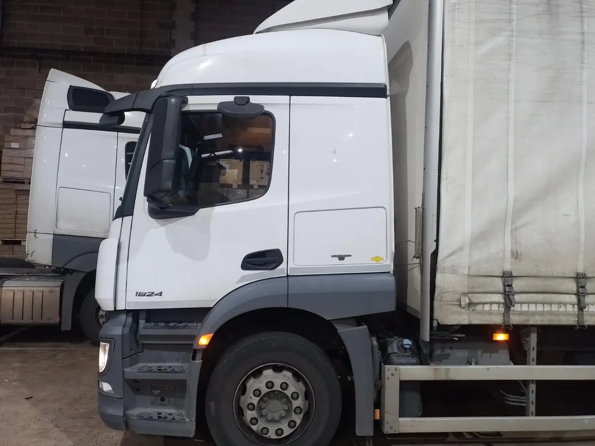 MERCEDES CURTANSIDER ( 2017 ) - Image 3