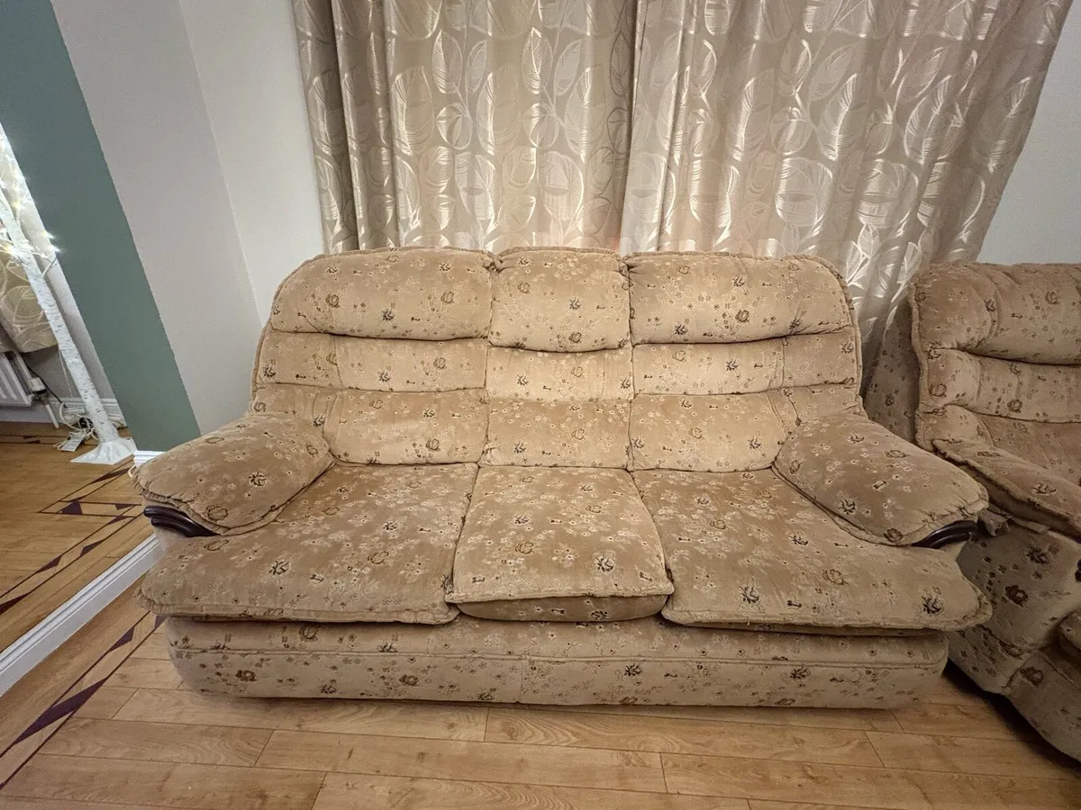 3 seater couch with 2 matching chairs - Image 2