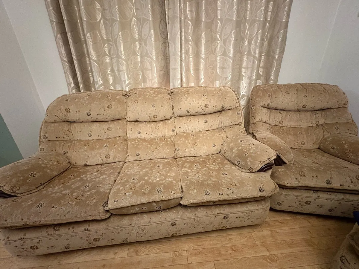 3 seater couch with 2 matching chairs - Image 1