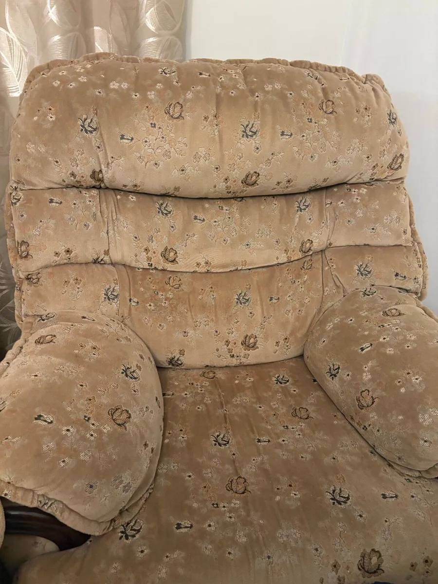 3 seater couch with 2 matching chairs - Image 3