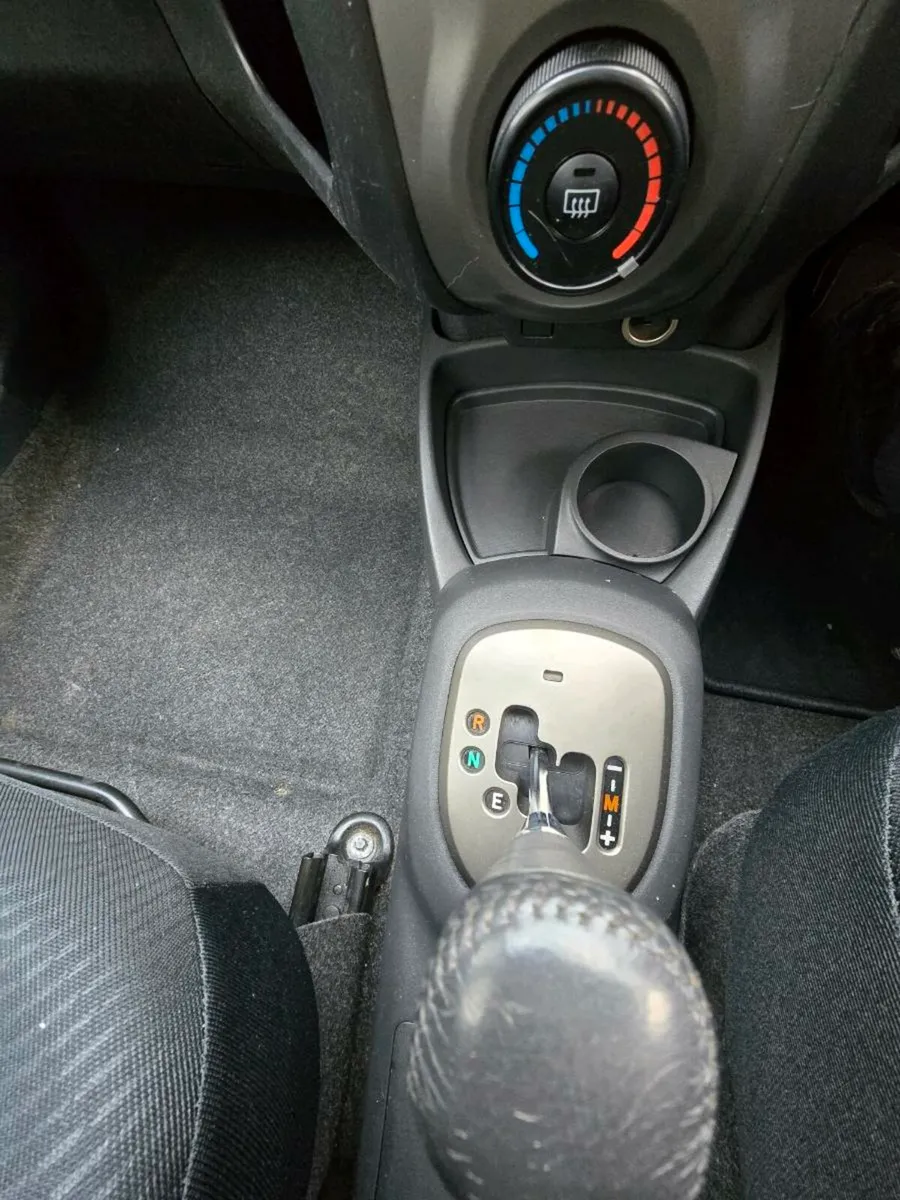 2010 Tovota Yaris AUTOMATIC 1.3 petrol 60 000 mile - Image 1