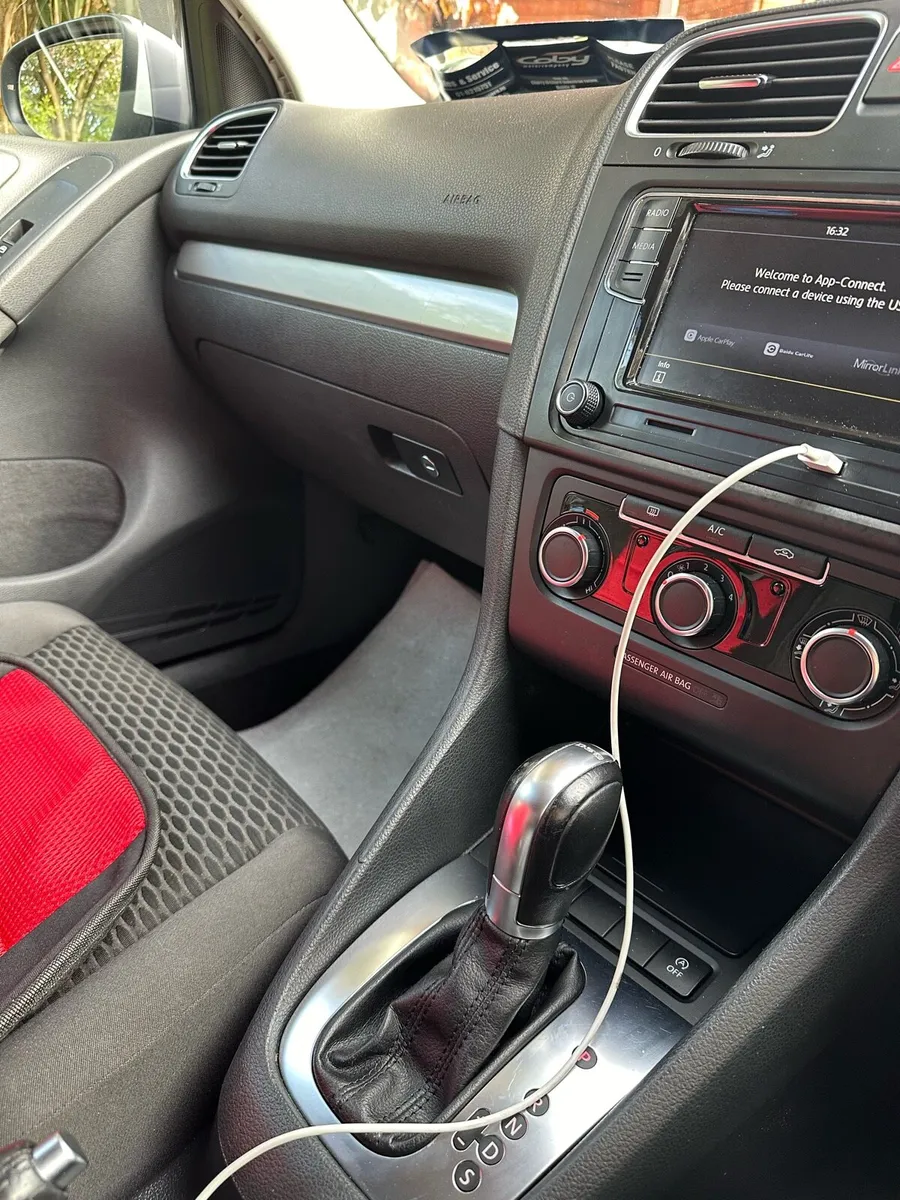 Volkswagen 2012 automatic for sale - Image 4