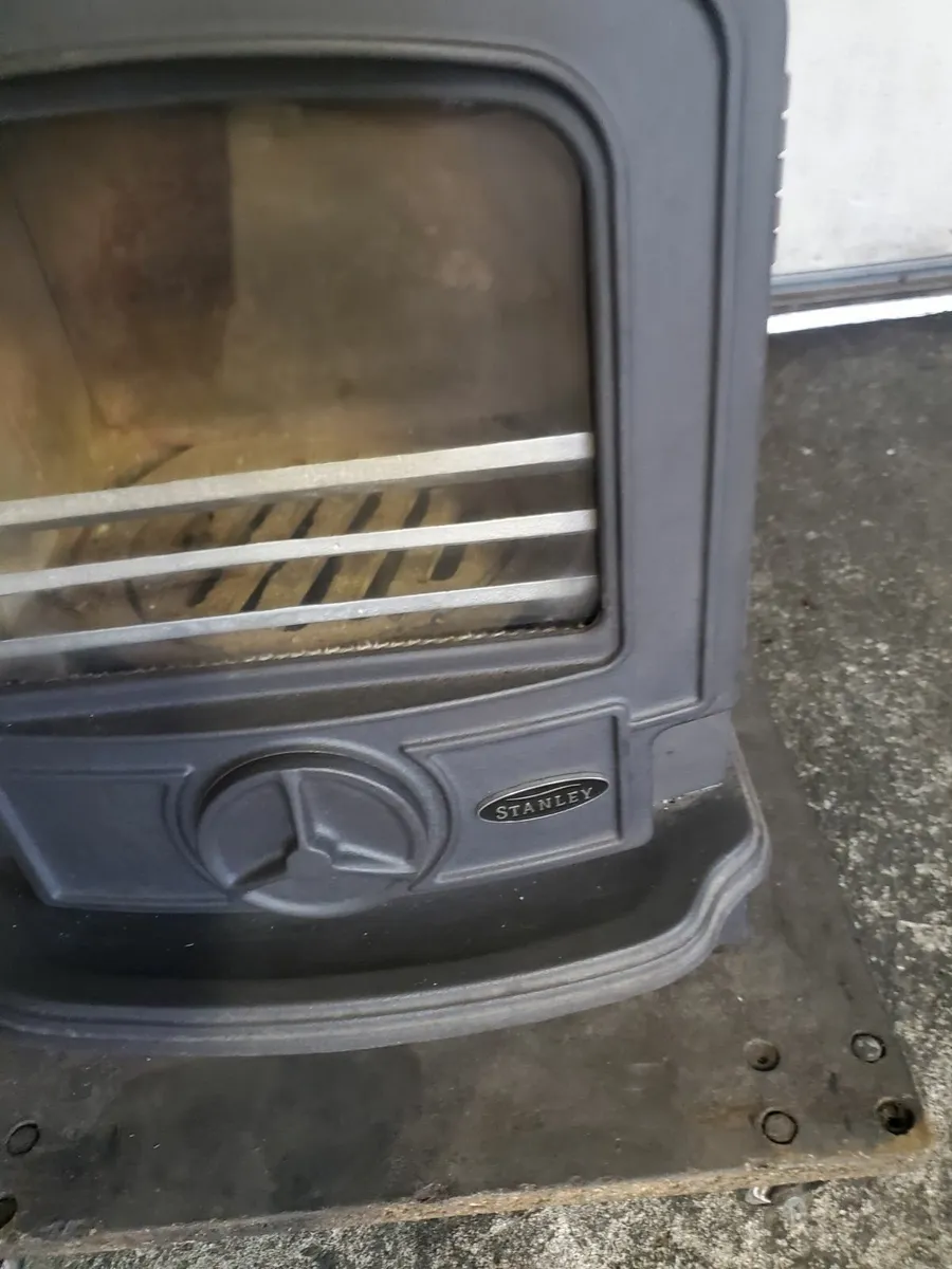 Stanley Oisin 5kw solid fuel stove as new - Image 1