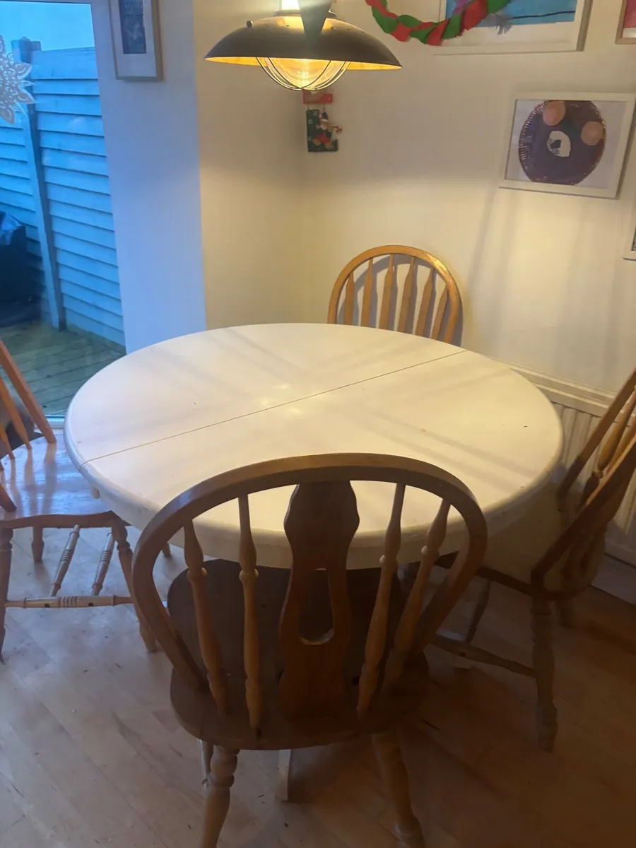 Table and chairs - Image 1