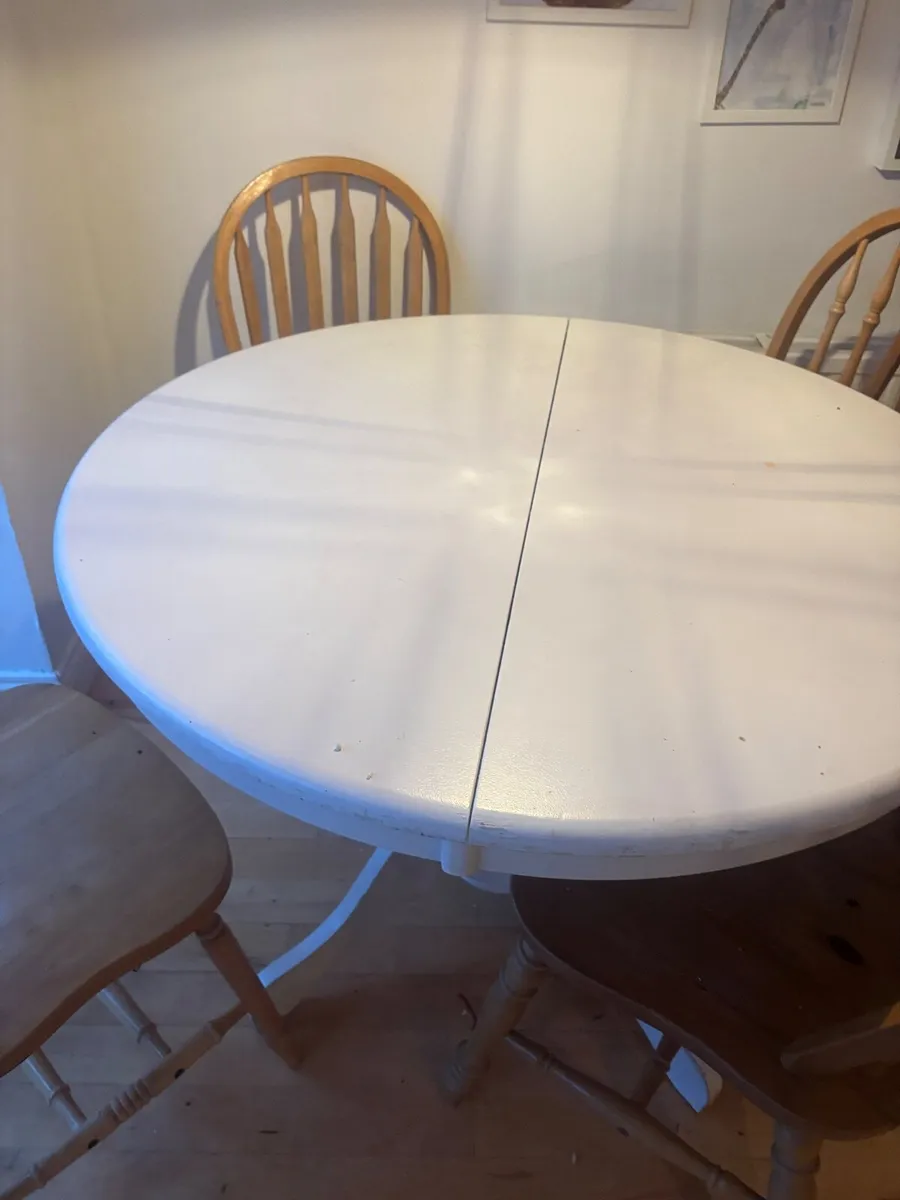 Table and chairs - Image 2