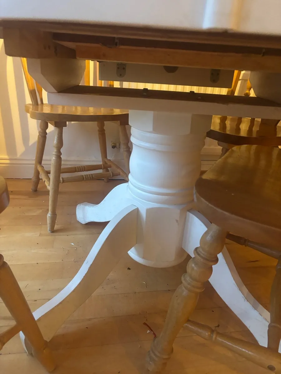 Table and chairs - Image 3