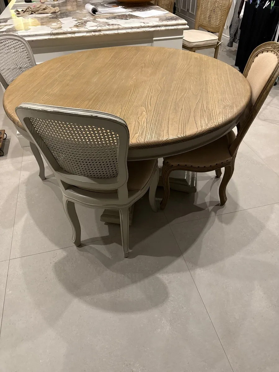Table and chairs - Image 2