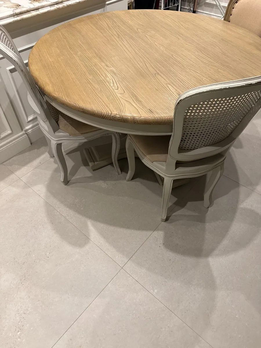 Table and chairs - Image 3