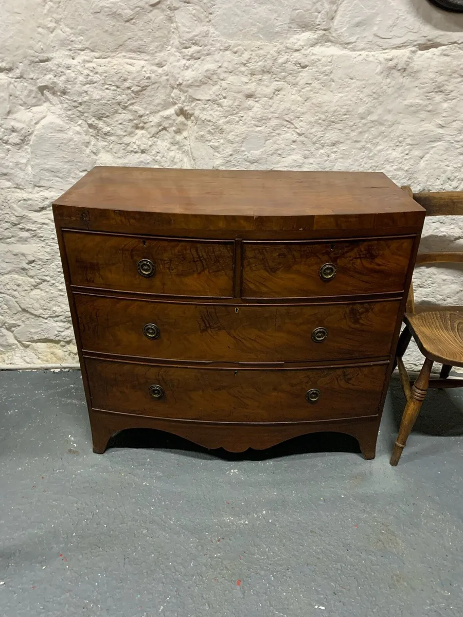 Georgian bow front chest of drawers. - Image 2
