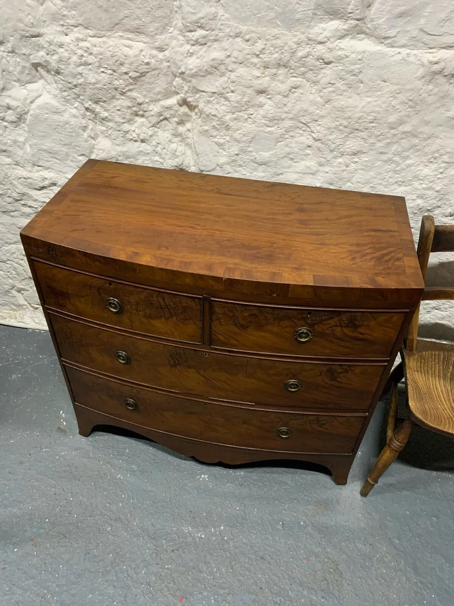 Georgian bow front chest of drawers. - Image 3
