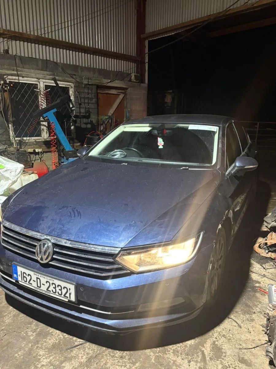 2016 Volkswagen Passat - Image 2