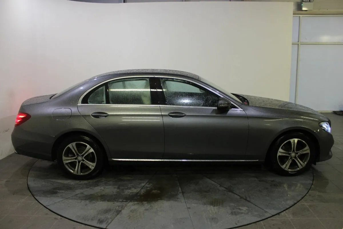 Mercedes-Benz E-Class E 220 D AVANTGARDE A/T - Image 3