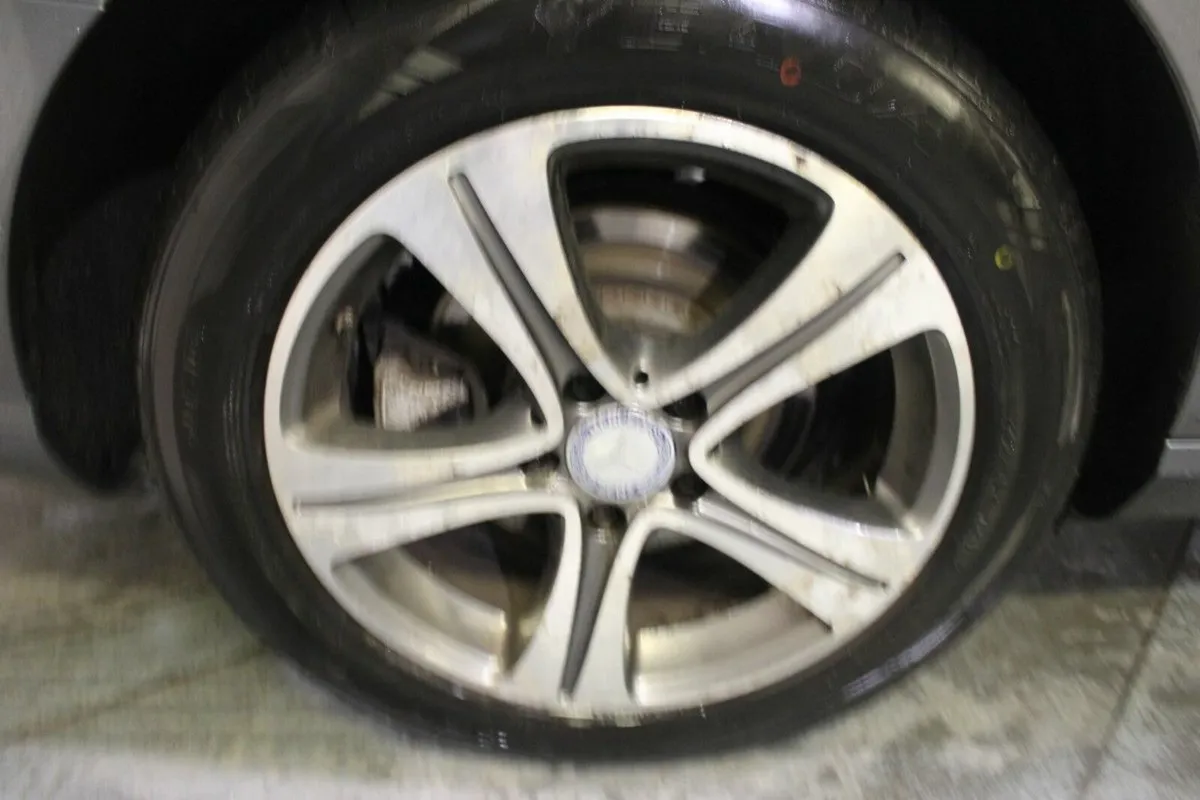 Mercedes-Benz E-Class E 220 D AVANTGARDE A/T - Image 4