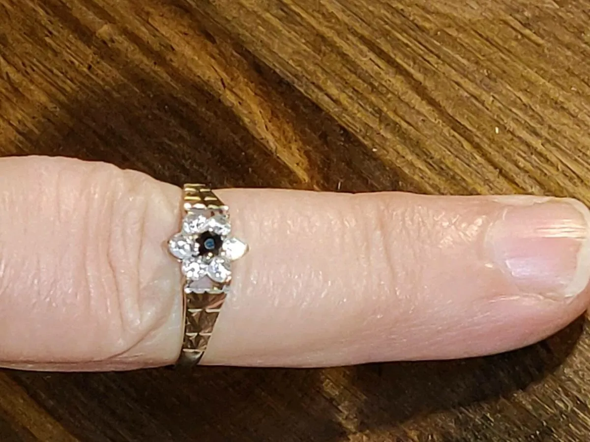 DAISY SAPPHIRES, 9CT Thick Gold New Dress Ring  ! - Image 3