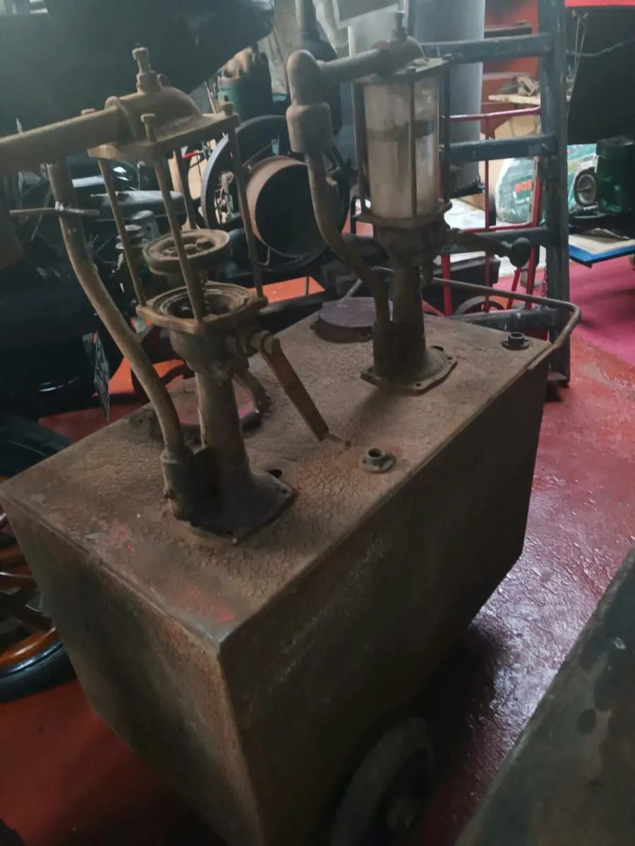 Dual pump oil dispenser - Image 3