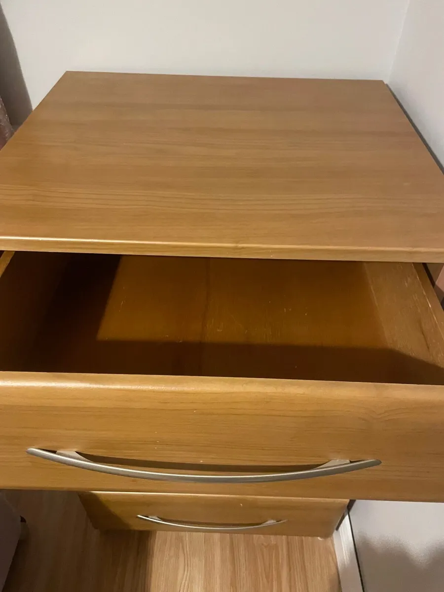 Bedroom chest of drawers - Image 2