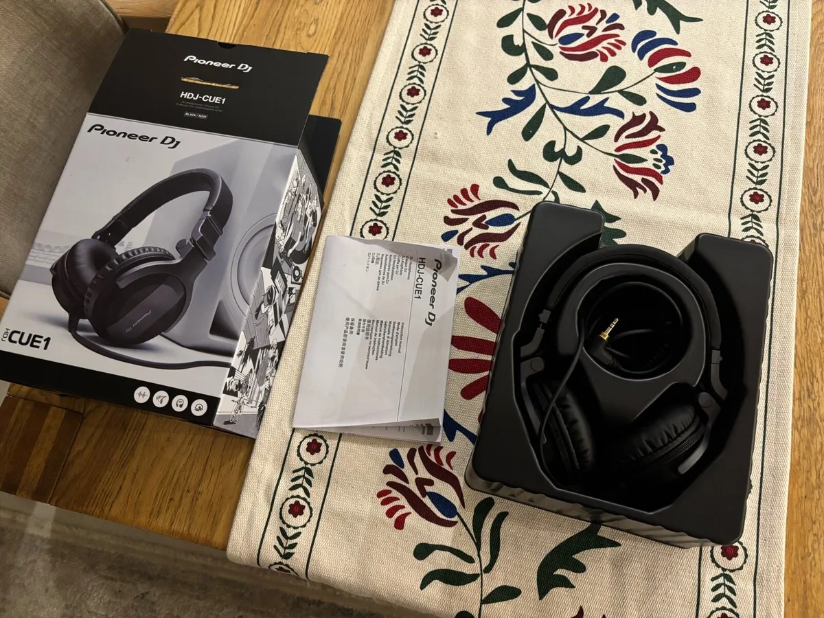 Ddj Flx 4 + Pioneer Cue 1 Headphones - Image 2