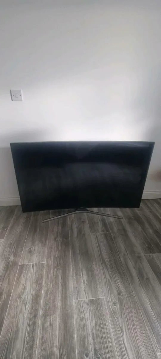 SAMSUNG TV 55-inch curved - Image 1