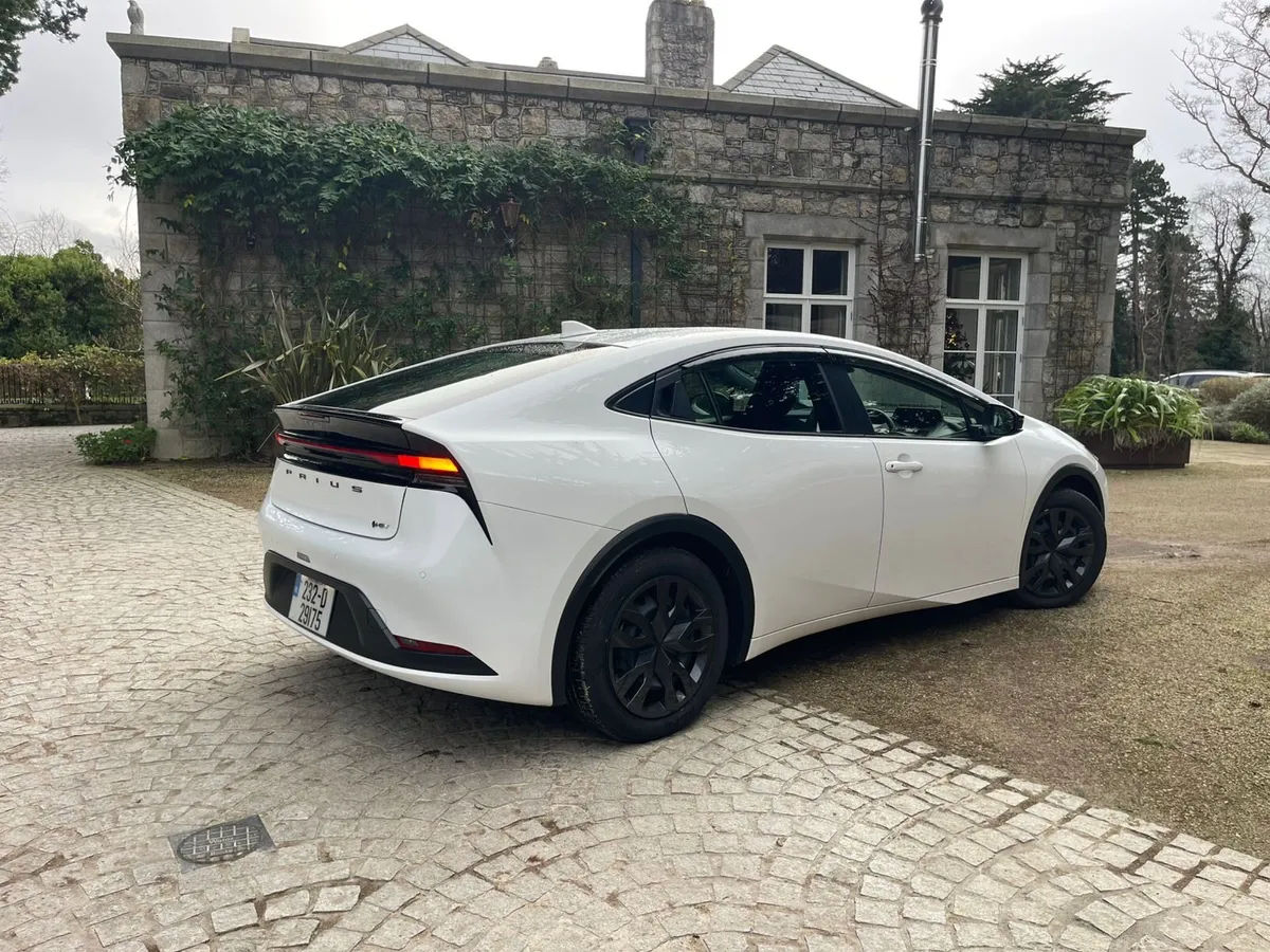 Toyota Prius 2023 E-Four AWD - Image 2