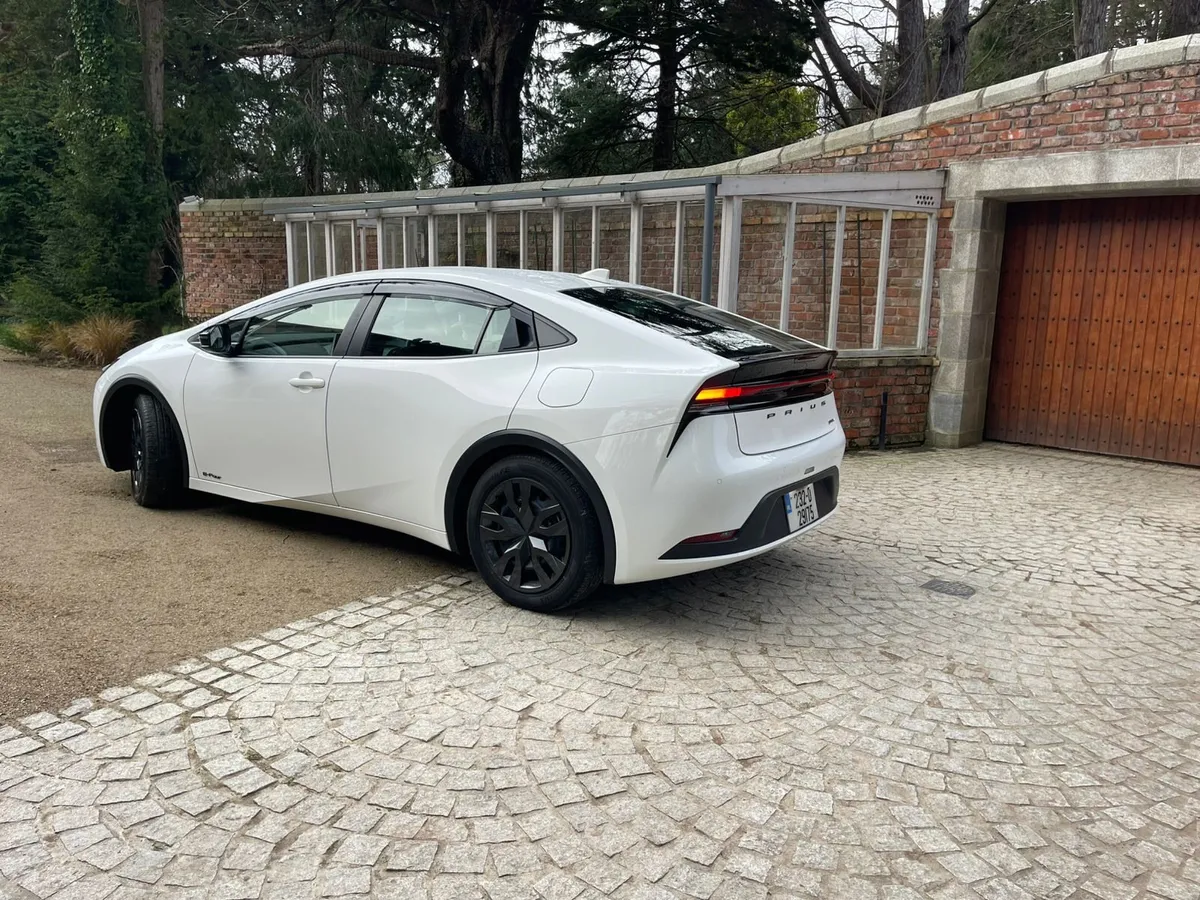 Toyota Prius 2023 E-Four AWD - Image 3