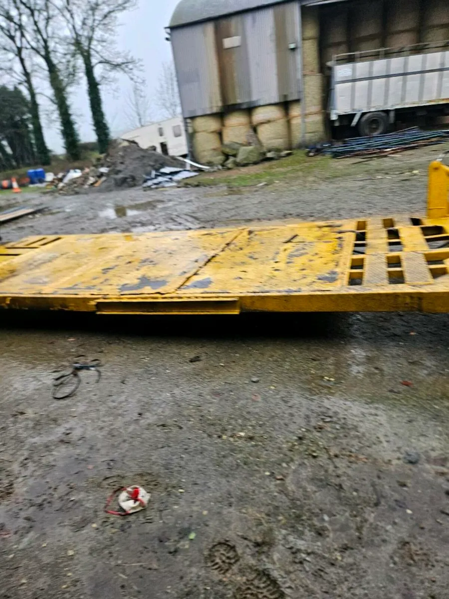 Low loader trailer - Image 1