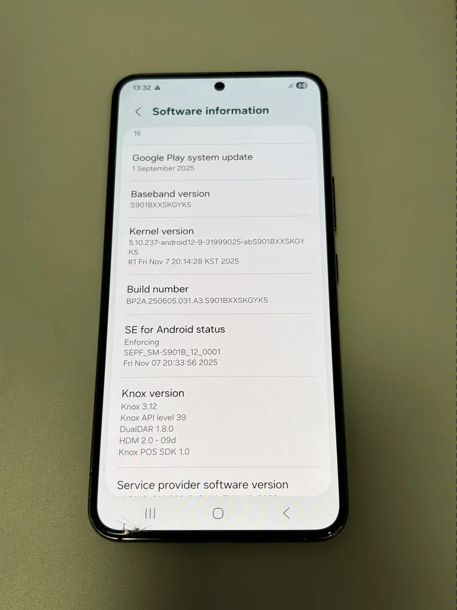 Samsung  S22 - Image 2