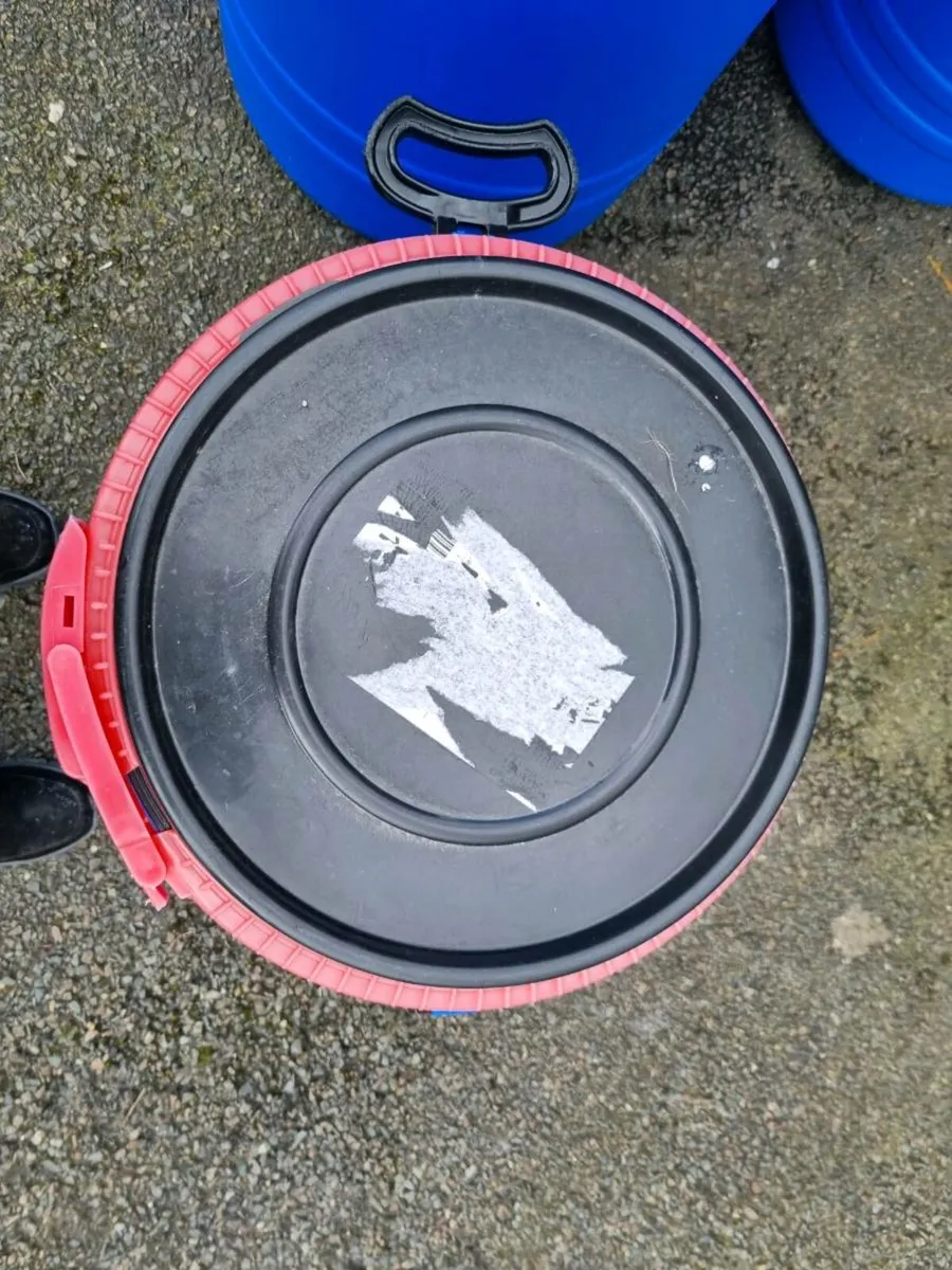 60L plastic barrels with clamped lids - Image 2