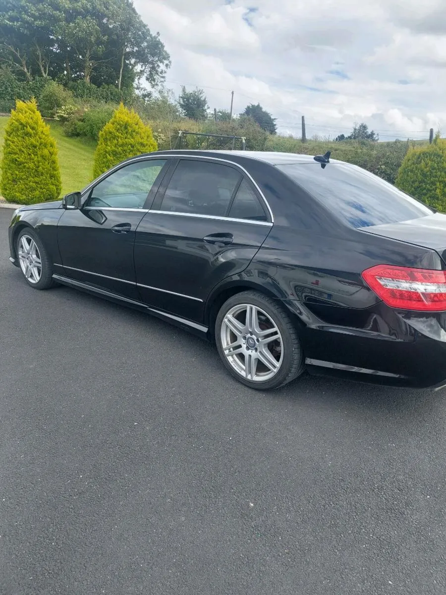 MERCEDES E250 - Image 2