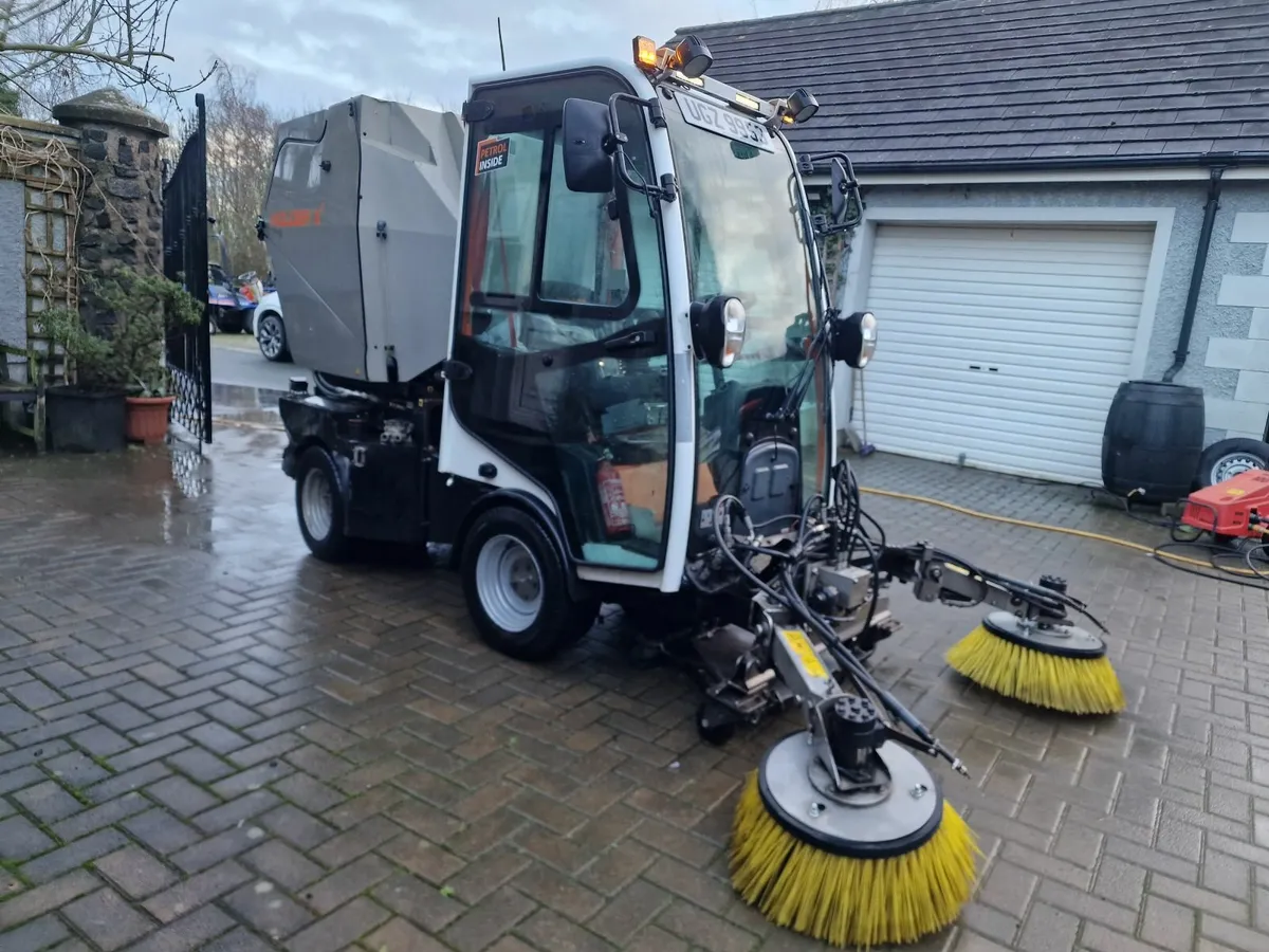 2021 Holder X45i Road Sweeper Roadsweeper - Image 3