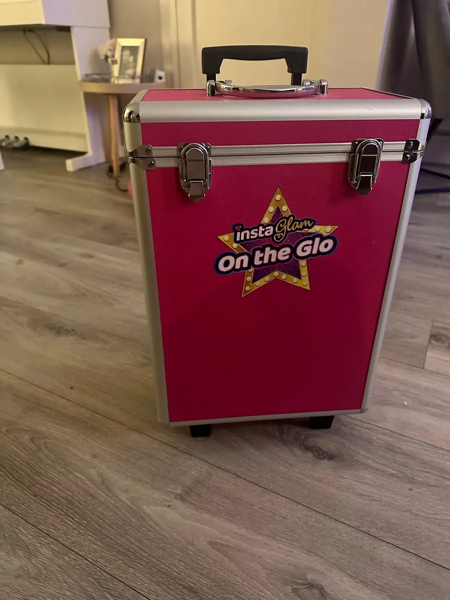Insta glam on the Glo vanity case trolley - Image 1