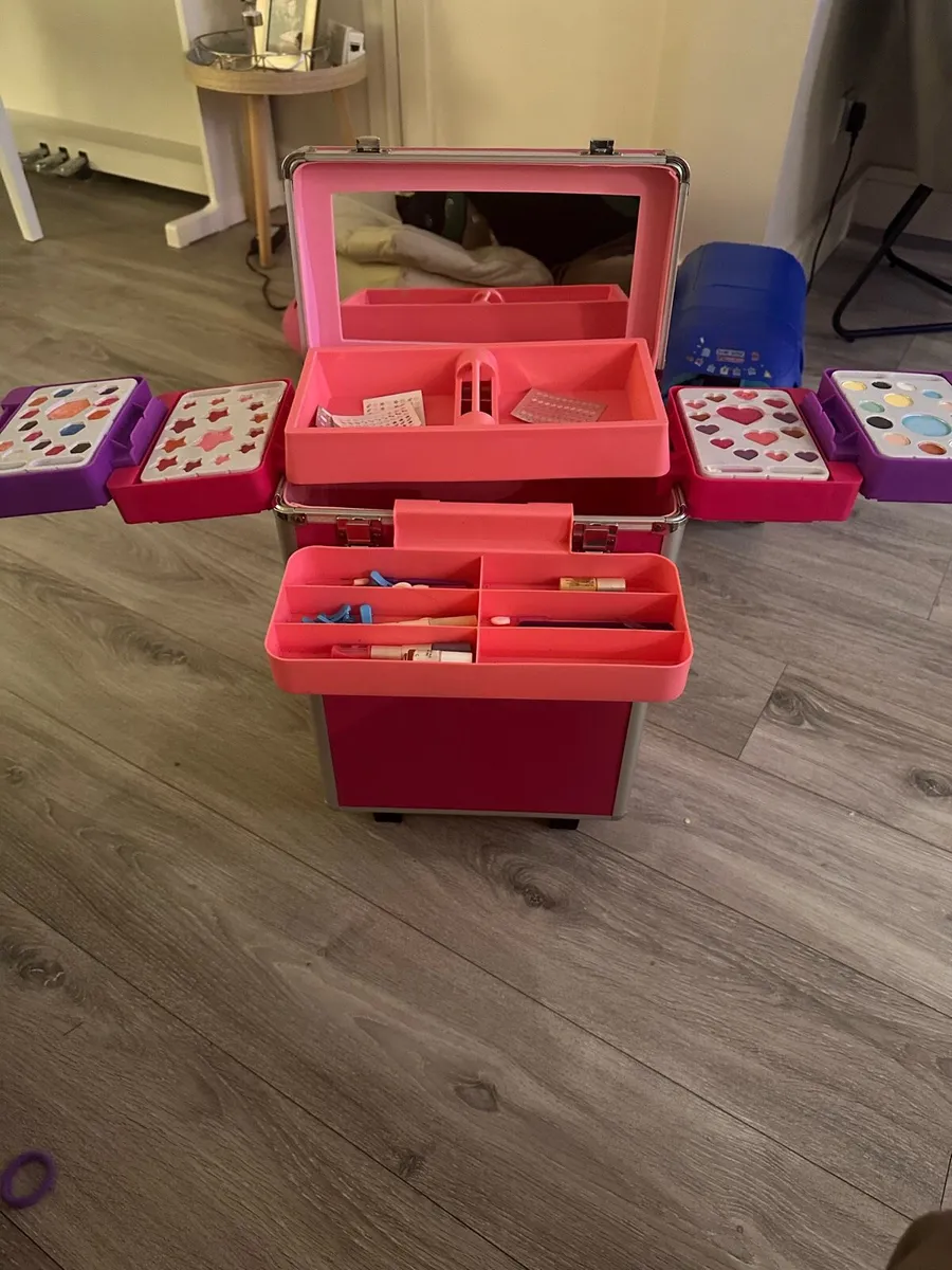 Insta glam on the Glo vanity case trolley - Image 3