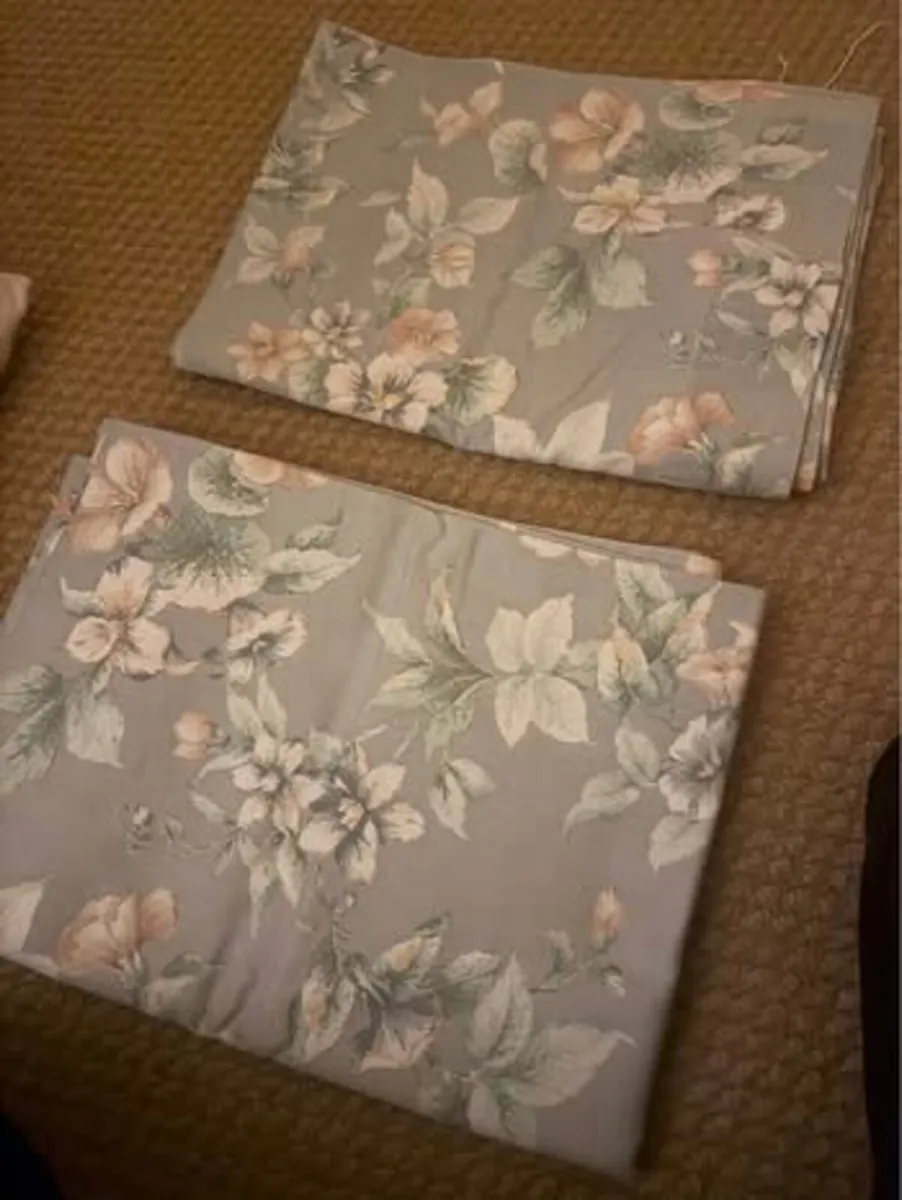 Pair of curtains - Image 1