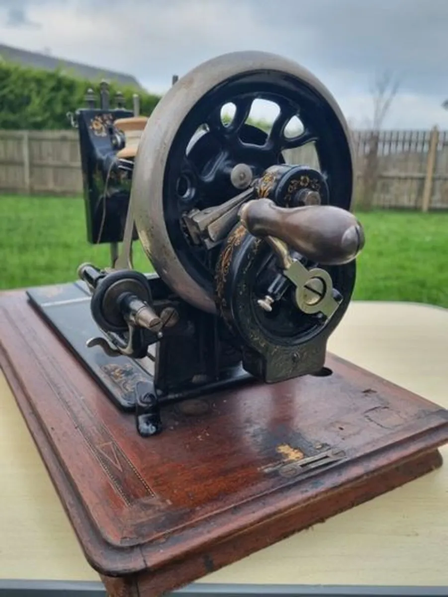 Vintage German Sewing Machine - Pfaff - Image 3