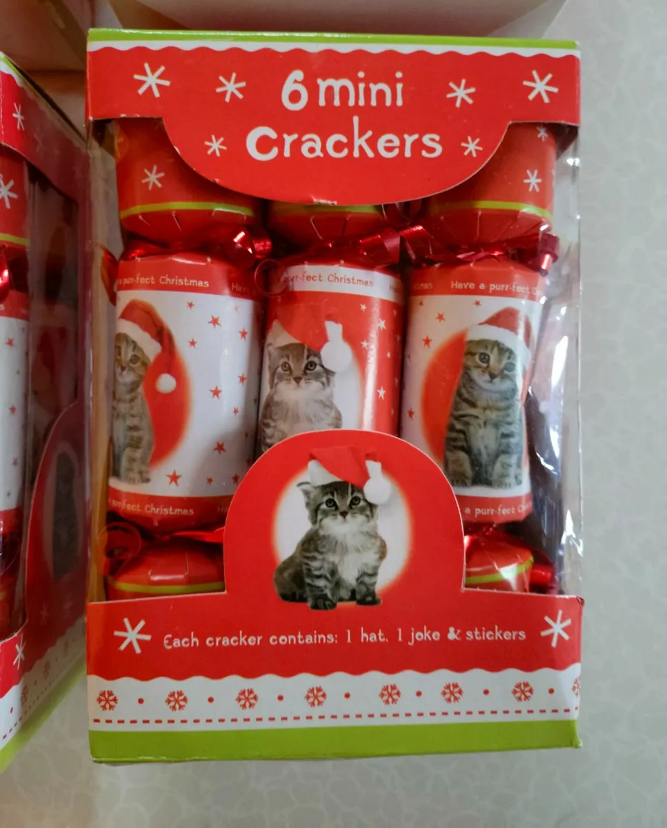 4 BOXES OF MINI CHRISTMAS CRACKERS (NEW). - Image 2