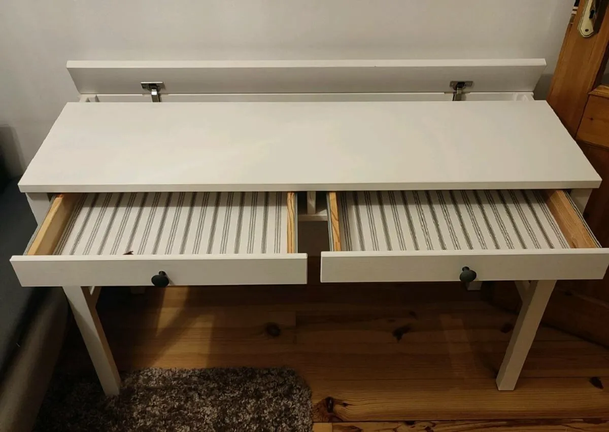 Make up table - Image 2