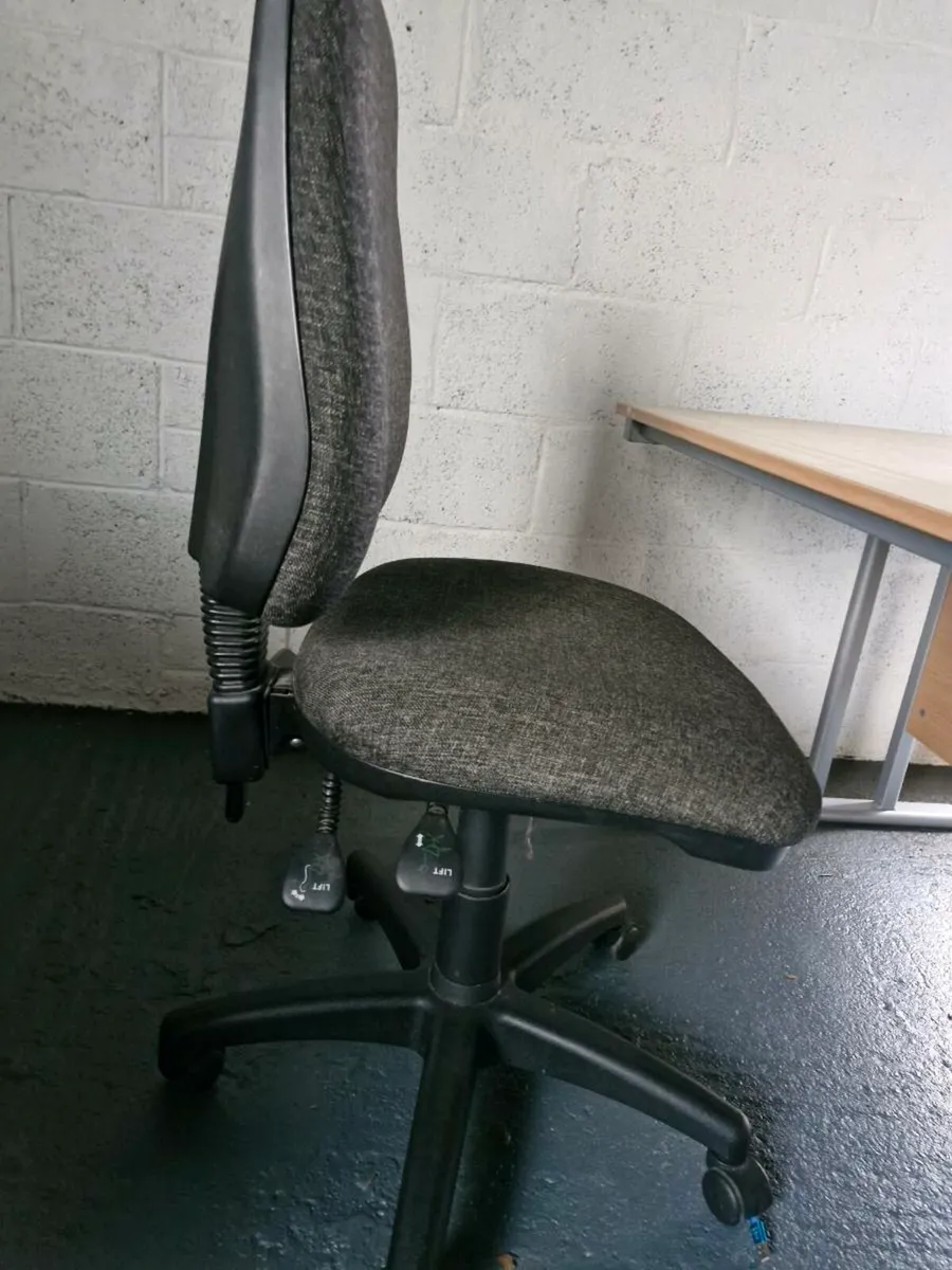 Office desk and chair - Image 3