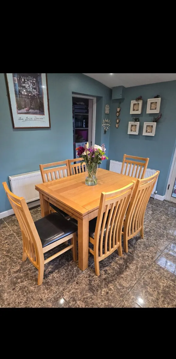 Table and chairs - Image 1