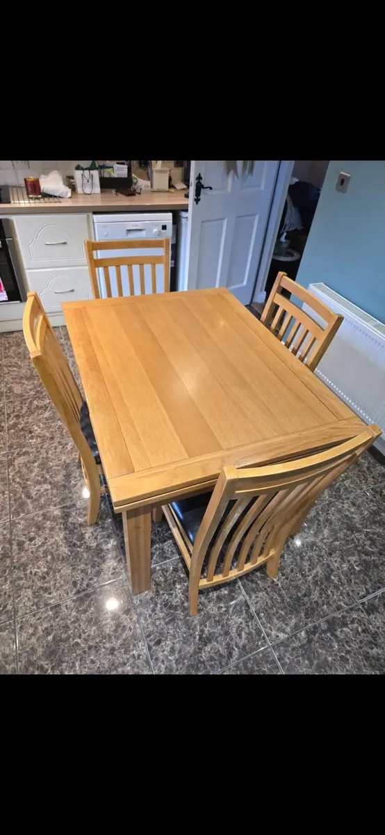 Table and chairs - Image 2