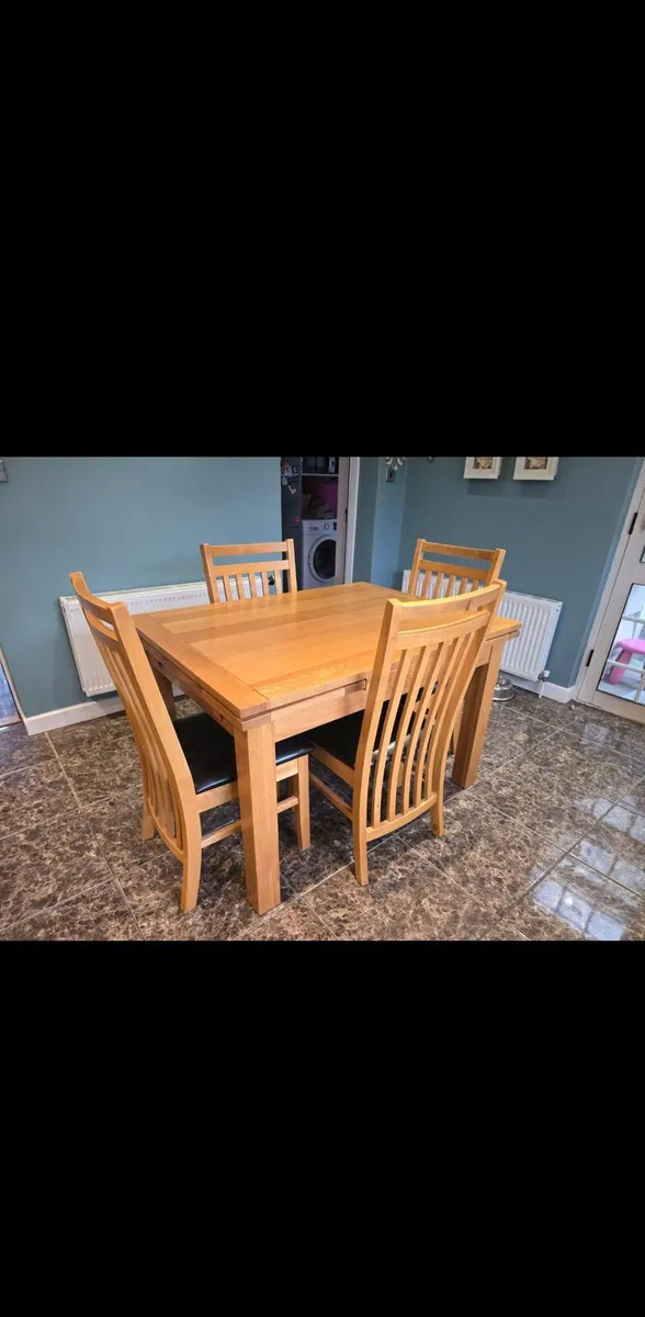 Table and chairs - Image 3