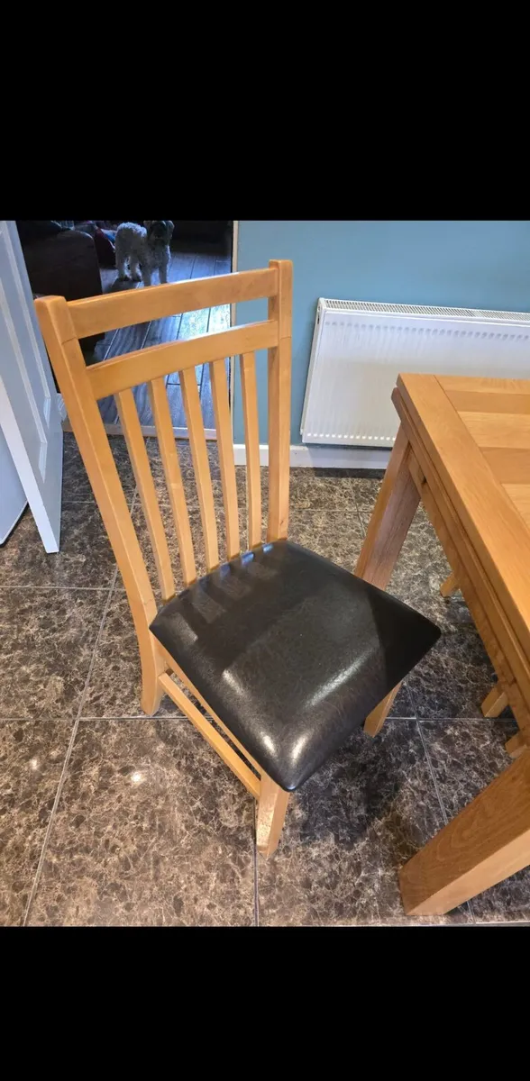 Table and chairs - Image 4