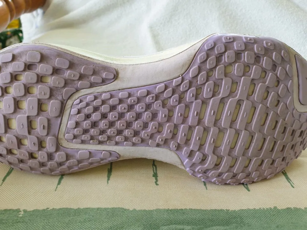 Nike ZoomX Invincible 3 Flyknit Womens Runners - Image 4