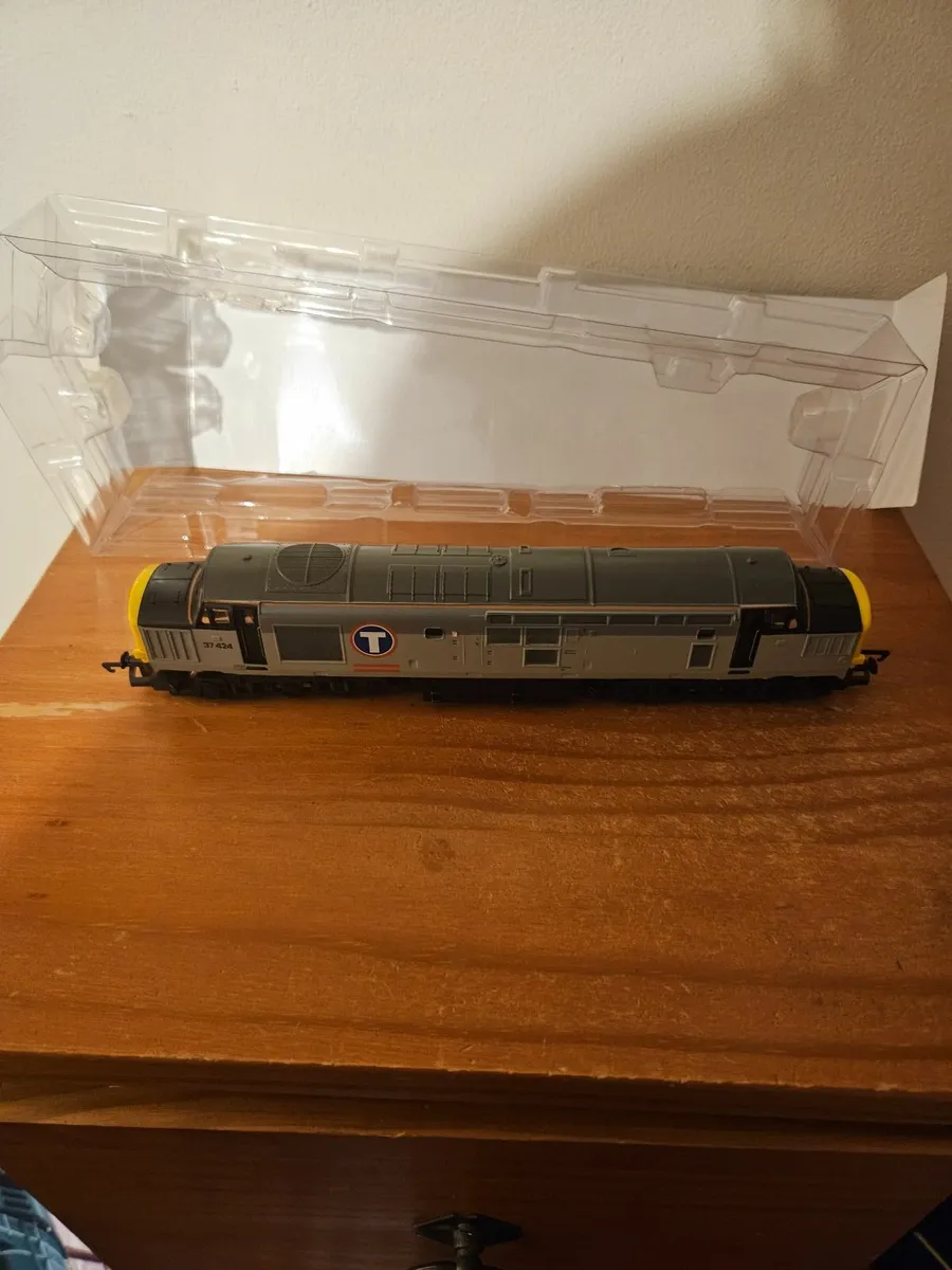 Hornby OO Gauge Class 37 - Image 1