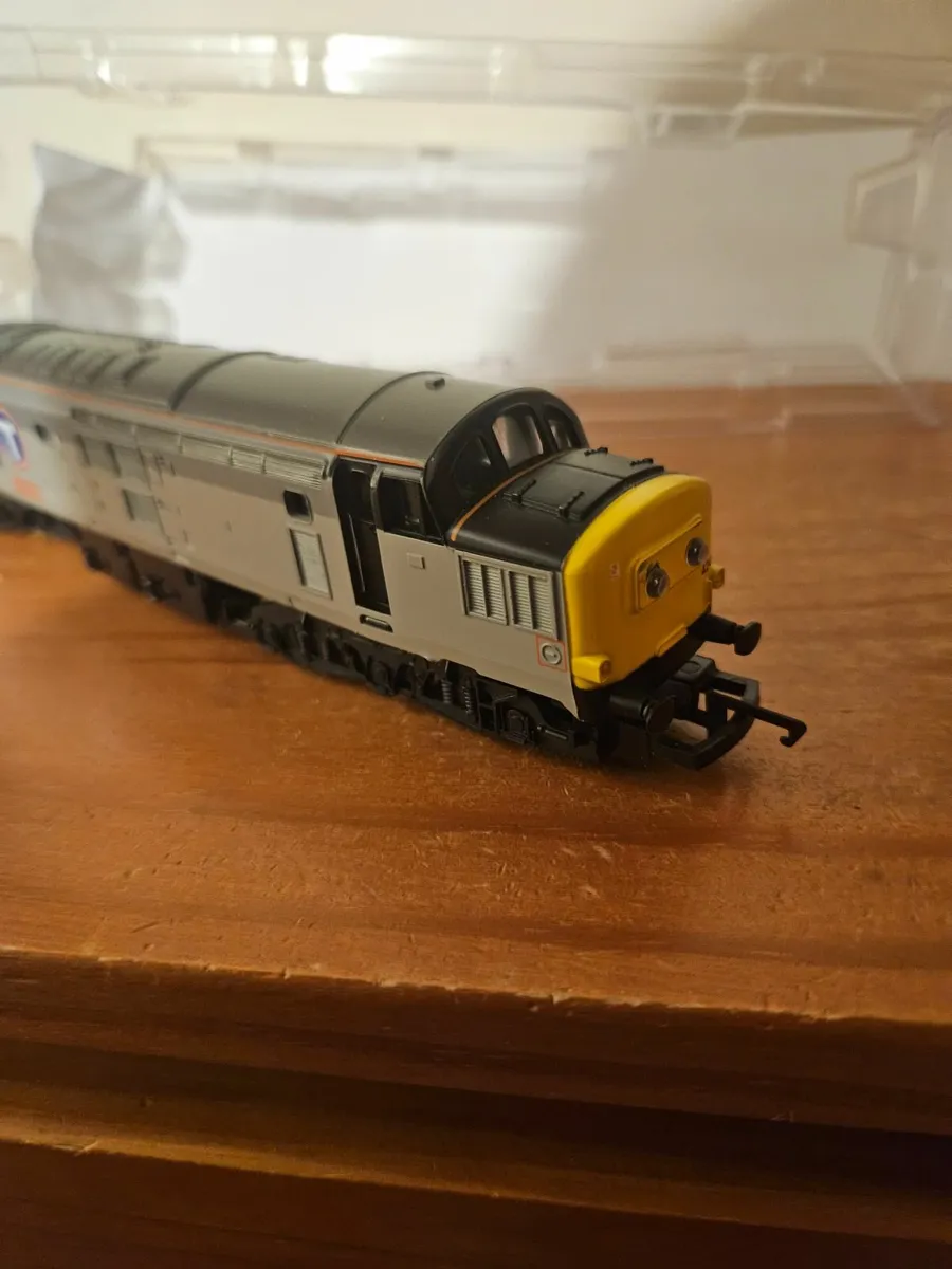 Hornby OO Gauge Class 37 - Image 2