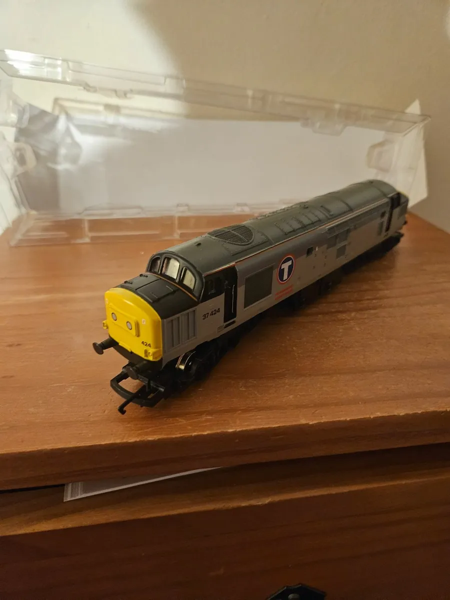 Hornby OO Gauge Class 37 - Image 3